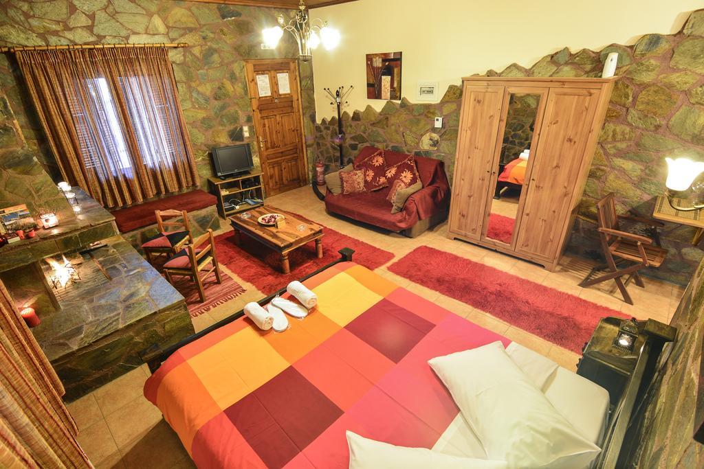 B K Guesthouse - Ξενώνας Β-Κ Ano Trikala Kamer foto